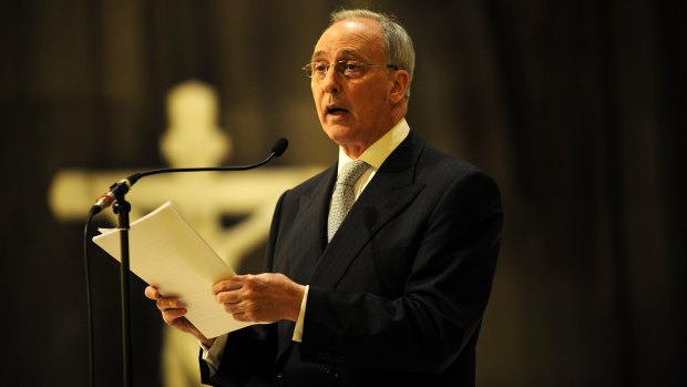 Paul Keating delivers a eulogy for Geoffrey Tozer at St Patrick's Cathedral in 2009.