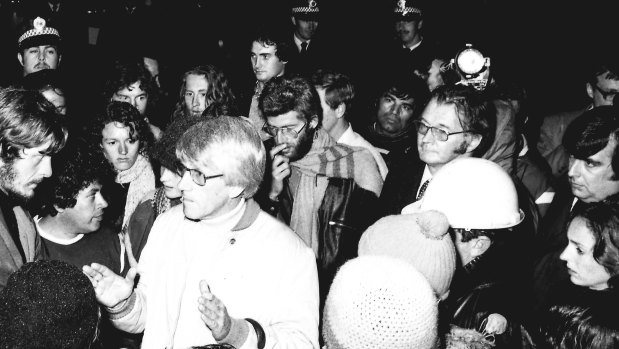 Tom Supple of the Waterside Workers' Federation, talks to protesters at Garden Island on 20 June 1977, during the loading of the first shipment of uranium from Sydney. 