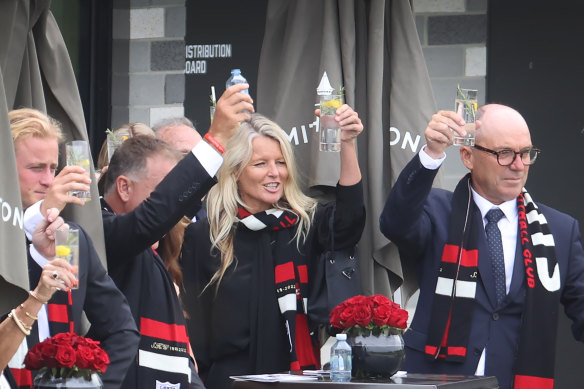 Warne’s ex-wife, Simone Callahan, raises a glass.