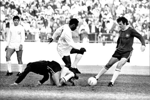 Ray Baartz beats Pelé to the ball after the Brazilian star eluded Ray Richards’ tackle.