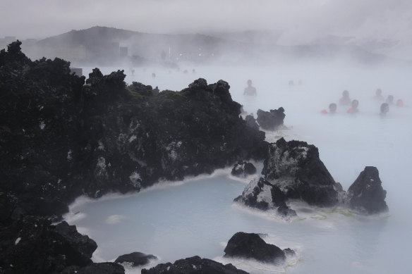 Туристы отдыхают в геотермальном спа-центре Голубой лагуны в Исландии. 
