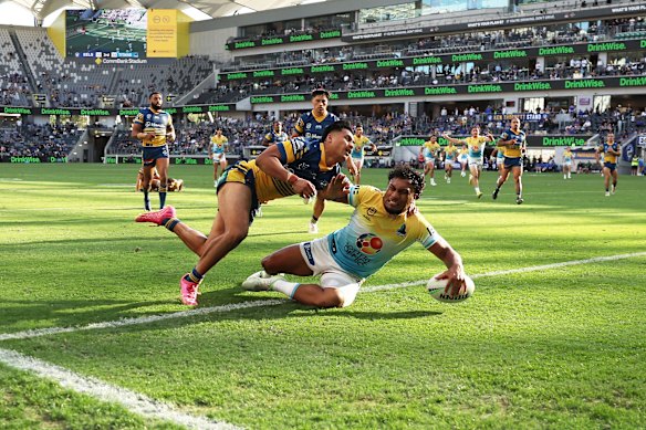Sialetili Faeamani scores one of nine Titans tries on Sunday.