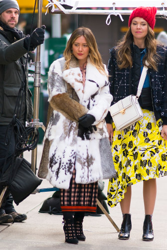 Filming on the streets of New York, colourfully clad Hilary Duff (Kelsey Peters) and Sutton Foster (Liza Miller).