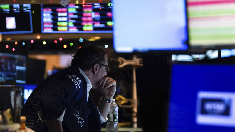 Wall Street loses more ground, extending a losing streak