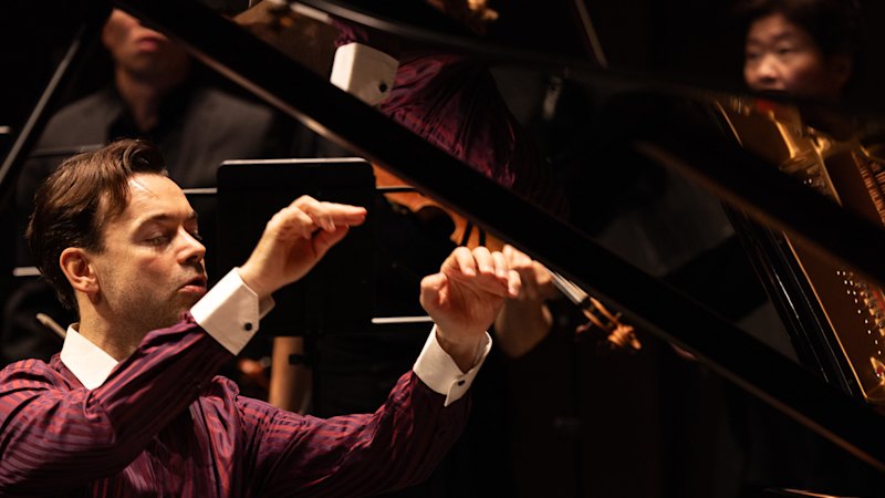 This intriguing concert began almost without us knowing