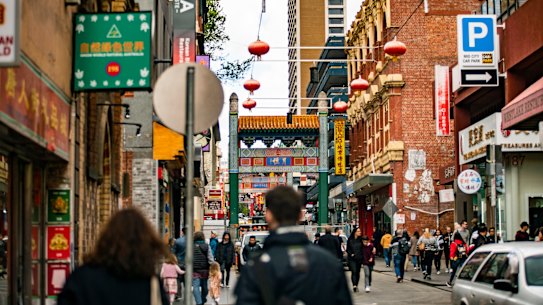 Explorar sua própria cidade com um guia é uma ótima maneira de adquirir novos conhecimentos.