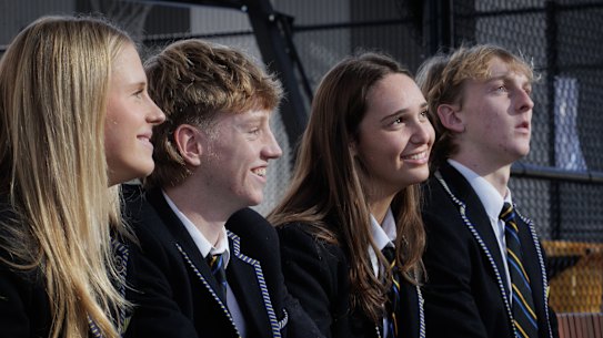 Estudiantes de Carey Baptist Grammar School, donde a las clases de educación física asisten un número igual de estudiantes hombres y mujeres.
