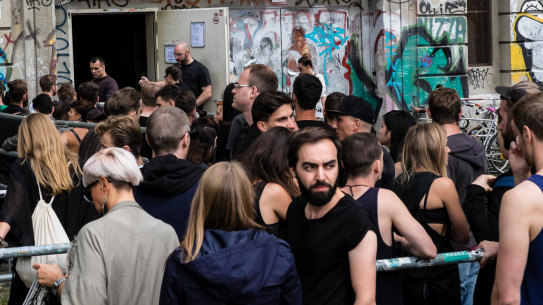 Na manhã da minha visita, cerca de metade das pessoas na fila tiveram a entrada negada.