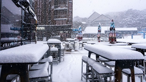 Snow blanketed Victoria's Falls Creek just under 5 weeks out from the official start to the snow season. Temperatures dipped to minus 4.1C this morning with locals and visitors waking to heavy snowfalls. 