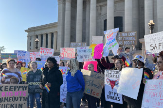 Protestocular Oklahoma Eyaleti Meclis Binası'nda kürtaj mitingi için toplanıyor.