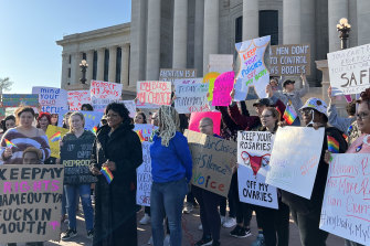 Protestocular Oklahoma Eyaleti Meclis Binası'nda kürtaj mitingi için toplanıyor.