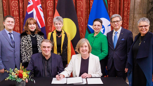 London Symphony Orchestra and Melbourne Symphony Orchestra sign an historic partnership agreement at the Australian High Commission in London. 