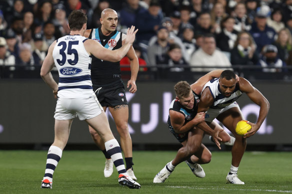 Dan Houston of the Power tackles Esava Ratugolea of the Cats.