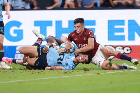 Joseph-Aukuso Suaalii goes close to scoring against the Highlanders in his Super Rugby debut for the Waratahs.