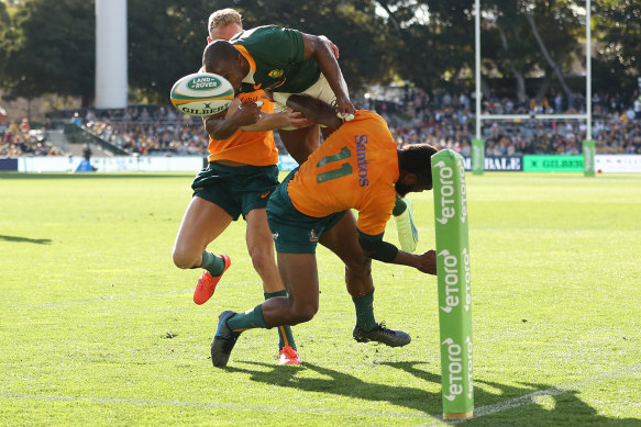 Marika Koroibete smashing Makazole Mapimpi in 2022 in Adelaide.