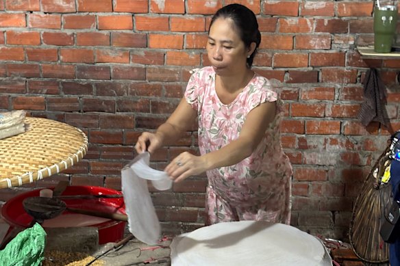 El papel de arroz se elabora en talleres ribereños.