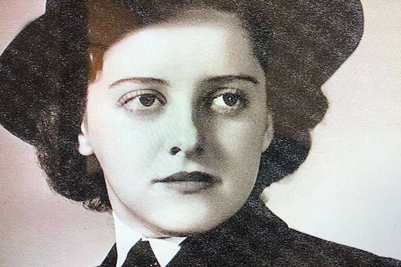 Gwenda when she first joined the navy.