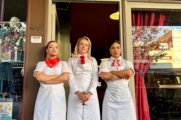 Os membros do Sorry Not Sorry, Jenna Hemsworth, Rachelle “Rocky” Hair e Alex Hooker.