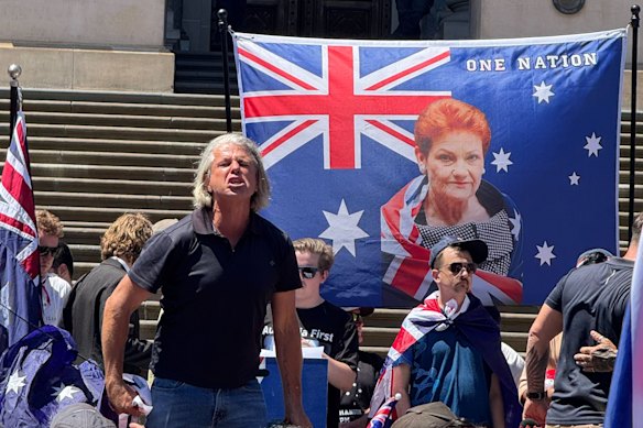 Uma bandeira da One Nation com o rosto de Pauline Hanson é vista no comício da Marcha pela Austrália.