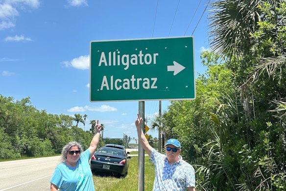 Kelly dan Steve dari Fort Myers, Florida mengungkapkan pandangan mereka tentang Alligator Alcatraz.