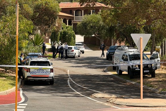 Polícia no local em Mosman Park na manhã de sexta-feira.
