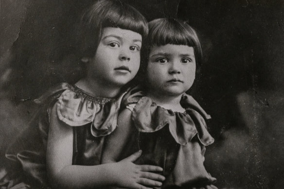 Sonja Cowan (right) with her elder sister, Lotte, in the 1920s.