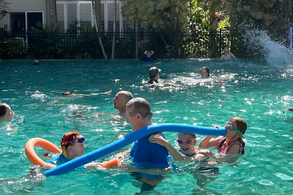 Chapoteando con el abuelo.