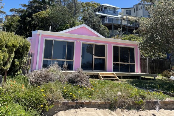 Tim Eustace and Stephen Panui bought the retro beach shack in Bundeena for $2.85 million.