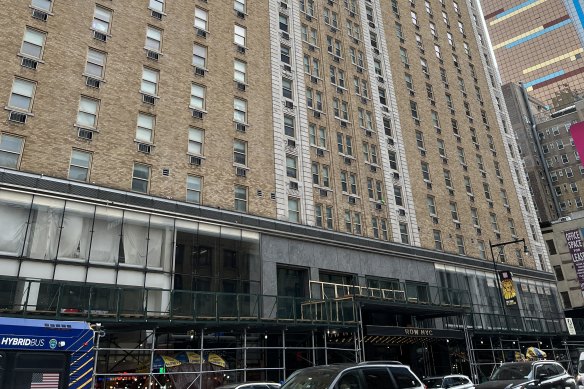New York'taki Row Hotel, şu anda göçmenleri barındırmak için kullanılan birkaç otelden biridir.
