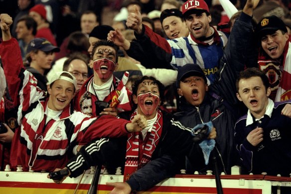 Fans enjoy Manchester United’s appearance at the MCG in 1999.