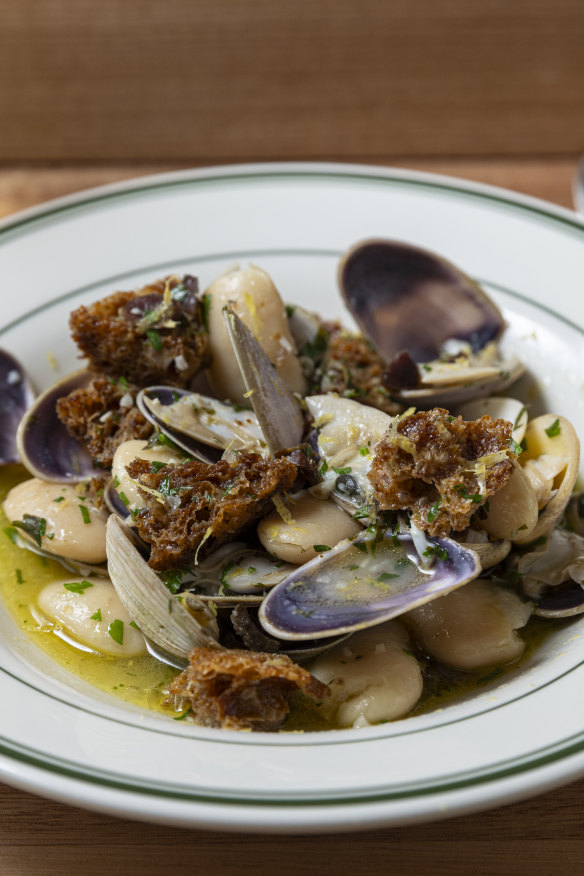 Pipis with jamon, butter beans and rye croutons.
