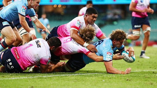Will Harris scoring a try in the first half.