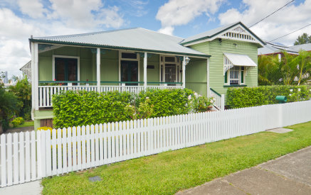 Verandahs, wide eaves and windows with awnings are features that should be incorporated into modern housing, say University of Queensland researchers.