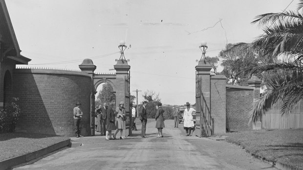 Crowds gather the Claremont Asylum for the Insane to greet the Edward Kelly, who voluntarily returned to be locked away.