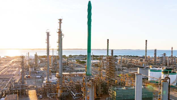 British oil giant BP has announced the closure of Perth's Kwinana oil refinery, the largest in the nation, leaving 600 workers out of a job.