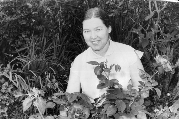 Shirley Stackhouse in her East Killara garden in 1975.