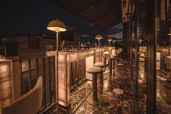 O restaurante Abdi Bey do hotel e seu terraço.