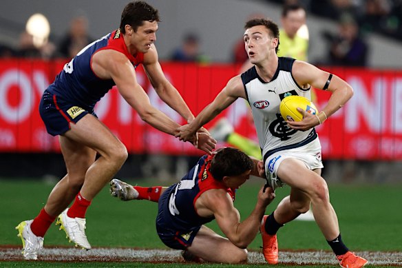 Jagga Smith of the Blues is tackled by Jack Steele and Jack Viney.