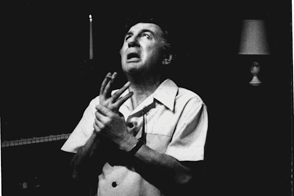 Gordon Chater en una emotiva escena del discurso de Benjamin Franklin de 1977.