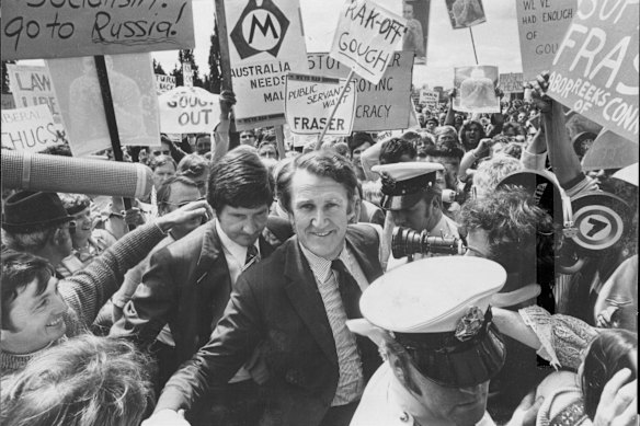 As tensões eram altas em 1975: Malcolm Fraser abre caminho através de uma multidão de manifestantes no Parlamento.