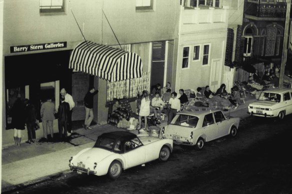 A queue outside Barry Stern Galleries waiting for an art sale to open, 1969.