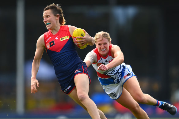 Karen Paxman avoids a tackle during Melbourne’s thrashing of the Western Bulldogs.