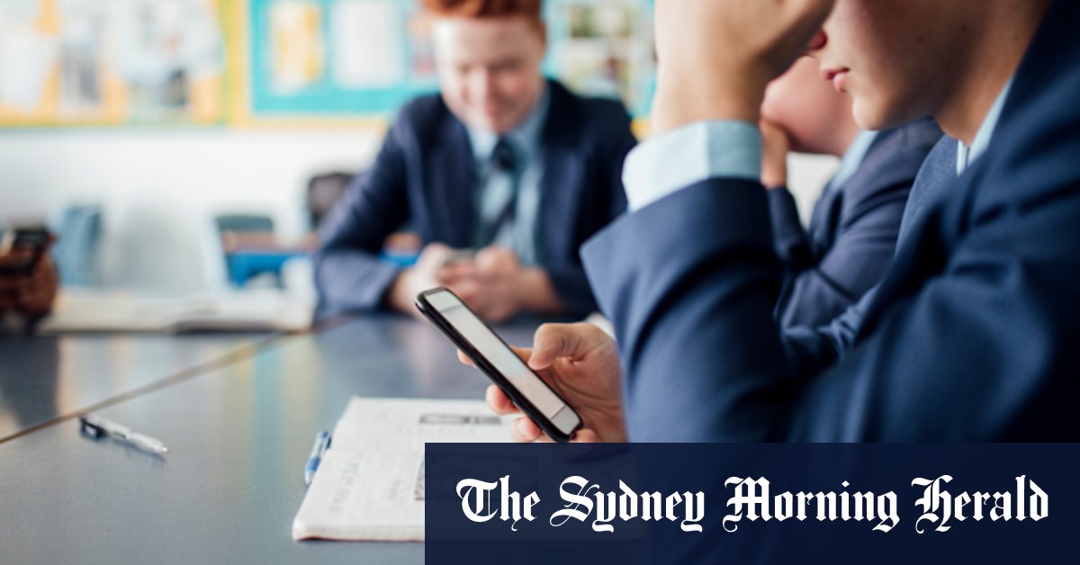 Perth school students voluntarily sign up for social media ban