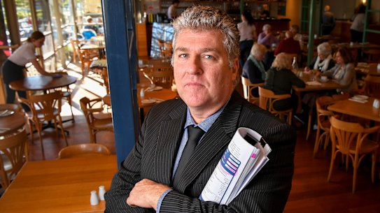 Guy declares energy crisis as bayside bar takes potshot at soaring bills