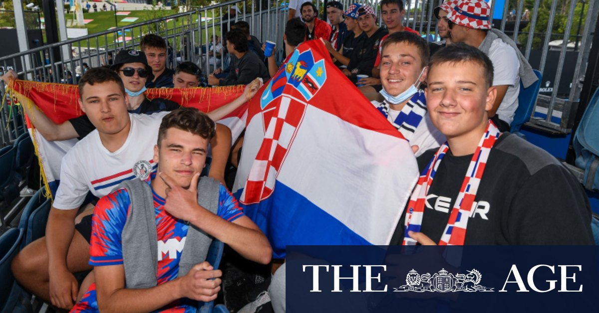 Tenisoví fanúšikovia sa stretávajú v Melbourne Parku, aby povzbudzovali svojich krajanov