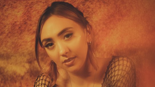 Alice Skye emotes exuberantly, yet with hypnotic simplicity.