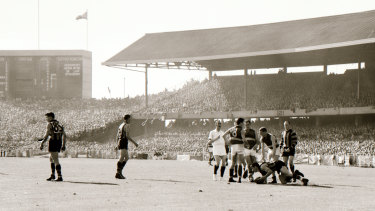 Hawthornâs Brendan Edwards is down in a pack.
