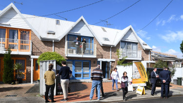 The median value of Sydney homes is dropping by $1000 a week.