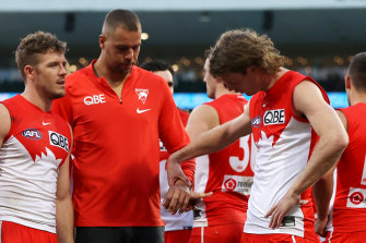 Nick Blakey inspects Lance Franklin's finger after the match.