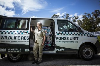 Perawat hewan senior Suaka Healesville Sarah Kaiser dengan van unit respons Satwa Liar yang baru. 